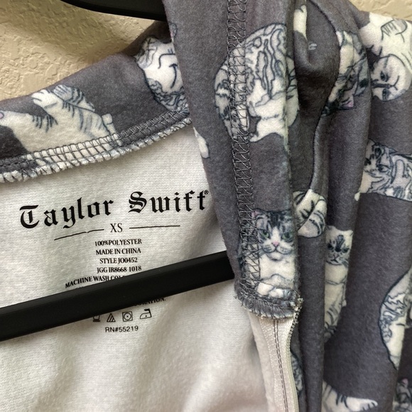 Taylor Swift, one piece grey cat - Picture 3 of 3